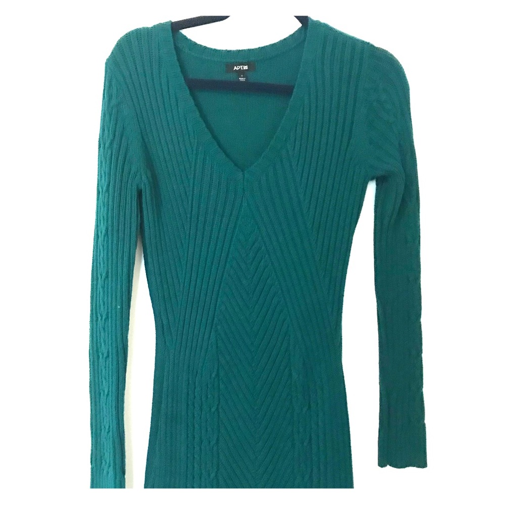 Ribbed v-neck sweater dress 👗